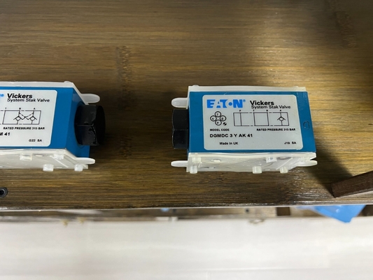 Válvula de solenoide de corrente contínua com forma de ligação de pinças