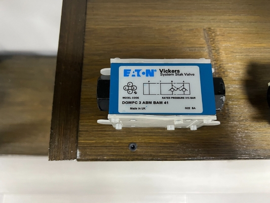Válvula de solenoide de corrente contínua com forma de ligação de pinças